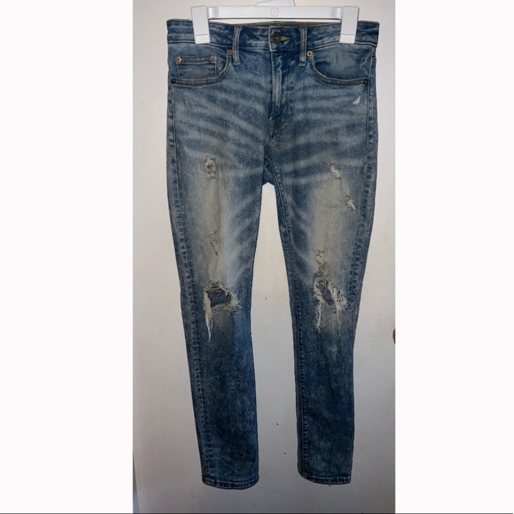American Eagle Ripped Jeans. 28x32. Good condition. Flex sizing